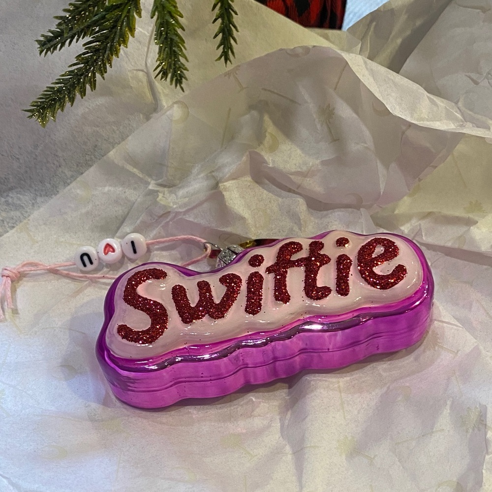 💕NWT! SWIFTIE LOVERS ORNAMENT💕